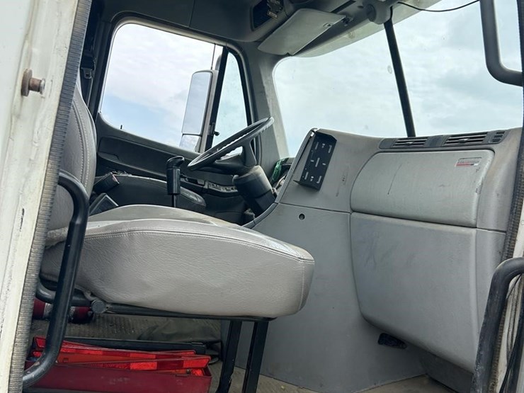2005-freightliner-columbia-120-image-26
