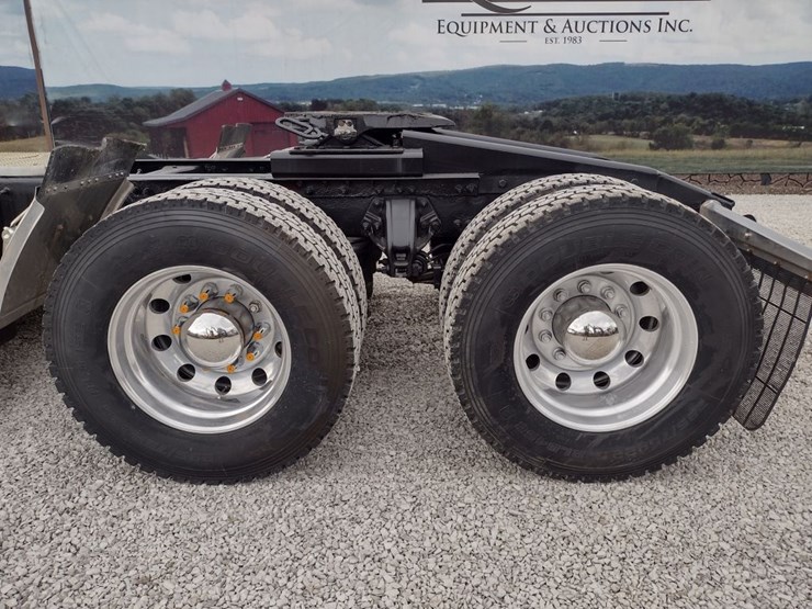 peterbilt-384-image-22