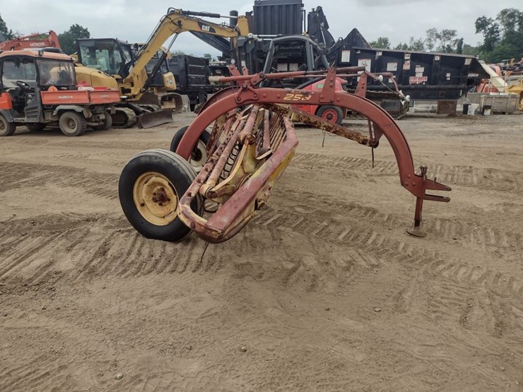 new-holland-258-image-3