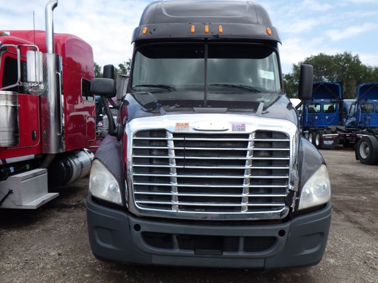 2011-freightliner-cascadia-125-image-2