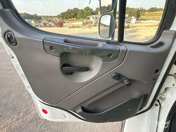 2010-freightliner-m2-106-image-12