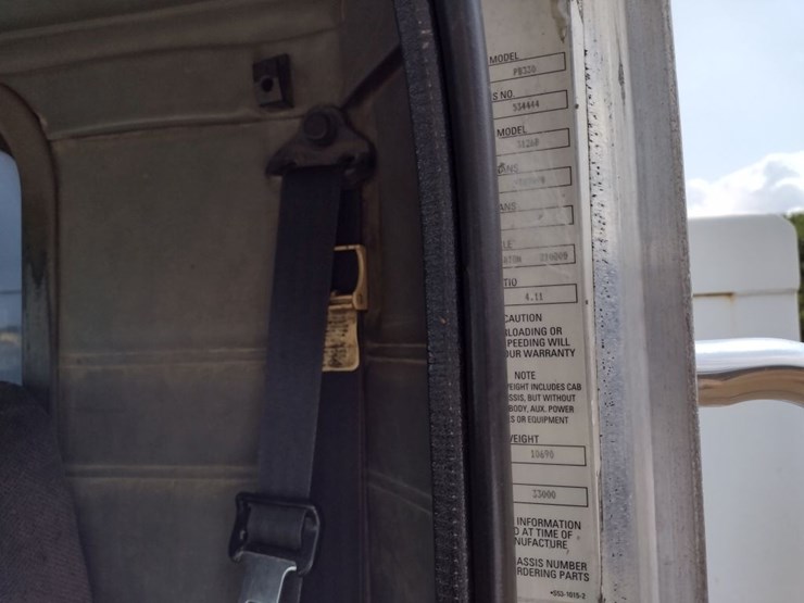 peterbilt-330-image-17