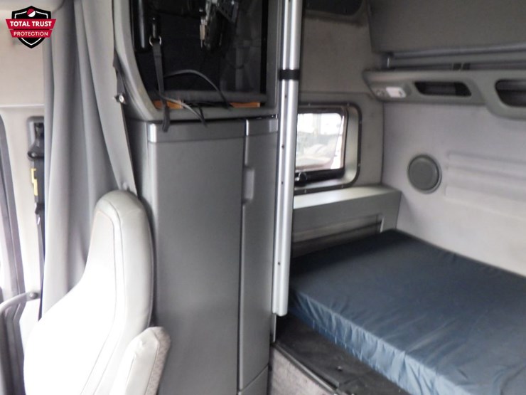 2020-volvo-vnl860-image-23
