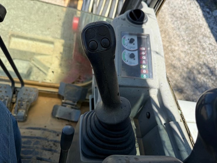 2012-takeuchi-tb250-image-21