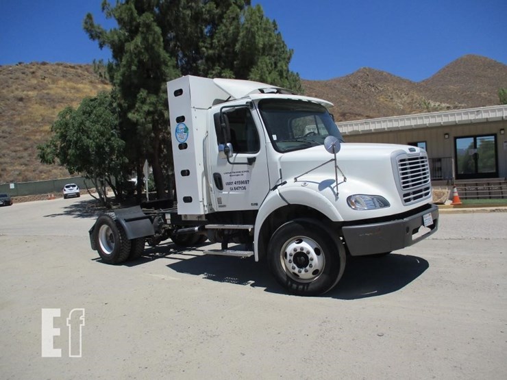 2013-freightliner-business-class-m2-112-image-1
