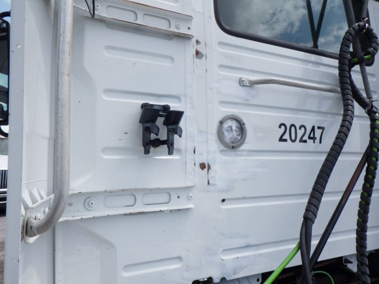 2020-volvo-vnr300-image-15