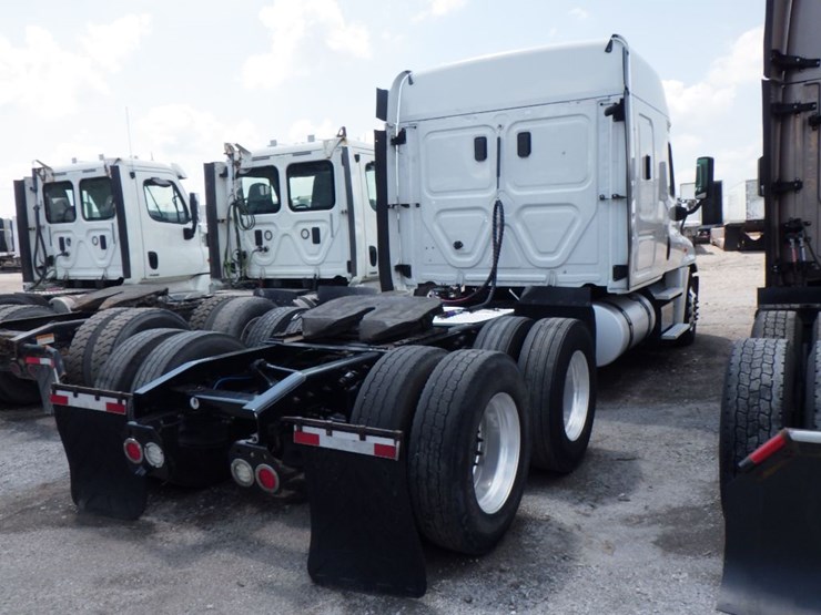 2017-freightliner-cascadia-125-evolution-image-7