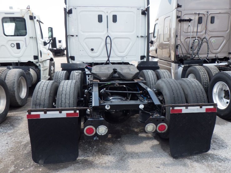 2017-freightliner-cascadia-125-evolution-image-8