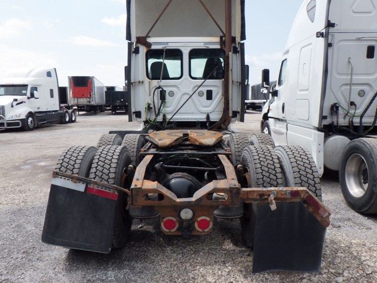 2015-freightliner-cascadia-125-image-11
