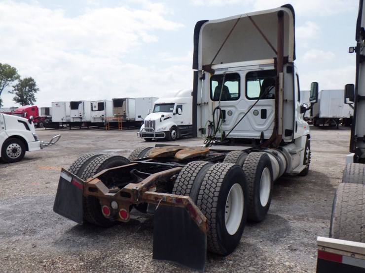 2015-freightliner-cascadia-125-image-10
