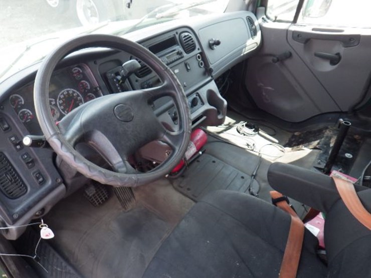 2016-freightliner-m2-106-image-19