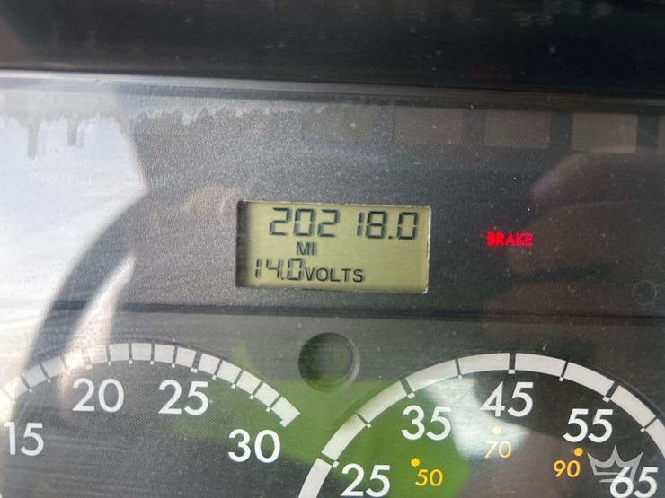 2010-freightliner-m2-106-image-7
