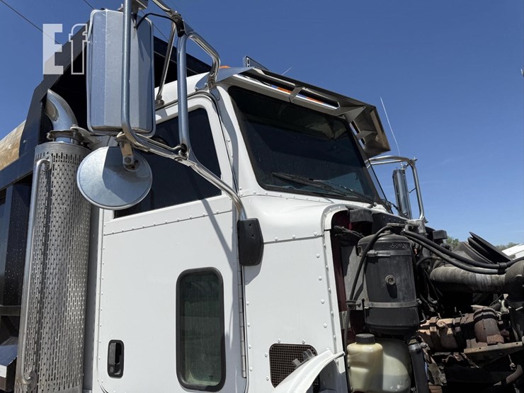 2005-peterbilt-335-image-37