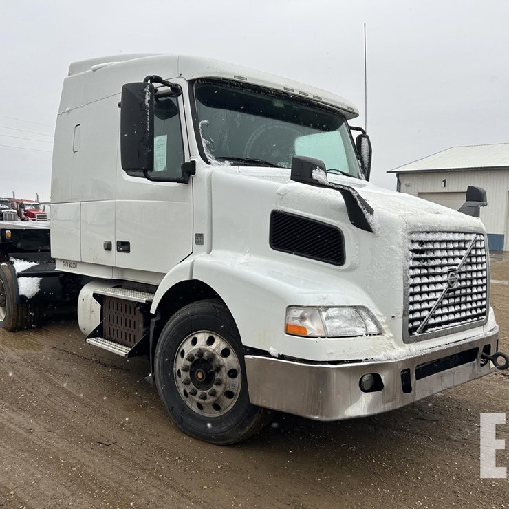 2015 VOLVO VNM62T630