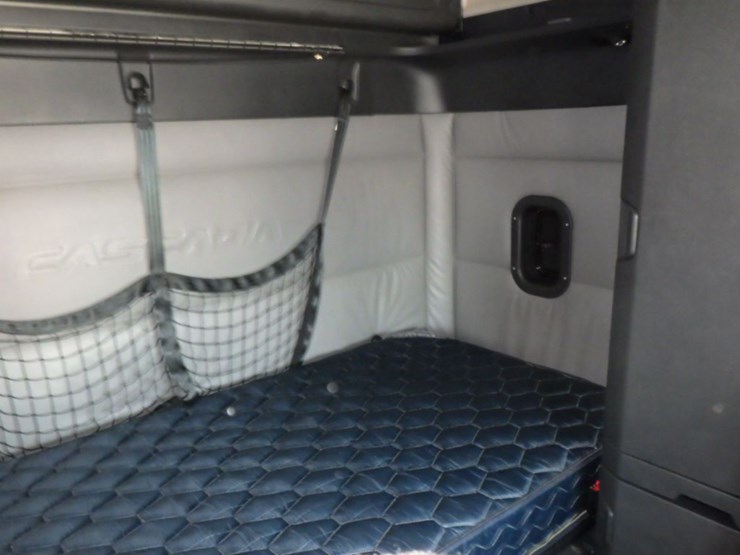2021-freightliner-cascadia-126-image-4