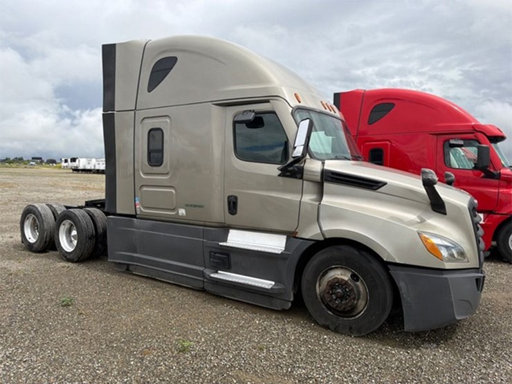 2021-freightliner-cascadia-126-image-1