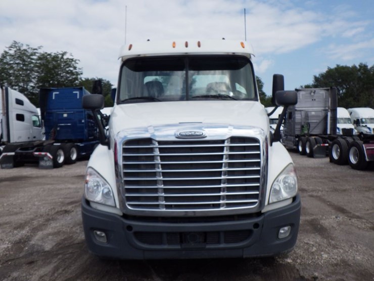 2013-freightliner-cascadia-125-image-2