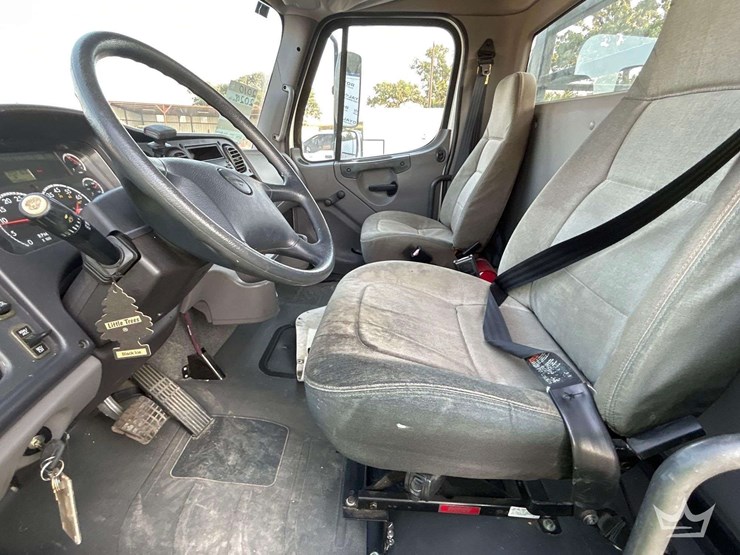 2010-freightliner-m2-106-image-13