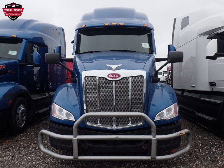 2023-peterbilt-579-image-2