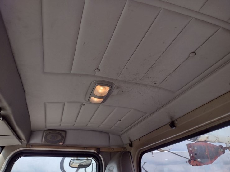 peterbilt-335-image-16
