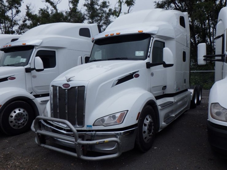 2022-peterbilt-579-image-1