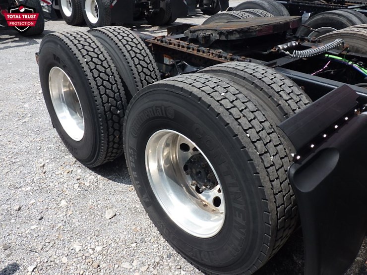 2019-freightliner-cascadia-126-image-6