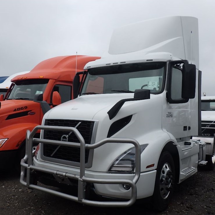 2024 VOLVO VNR300