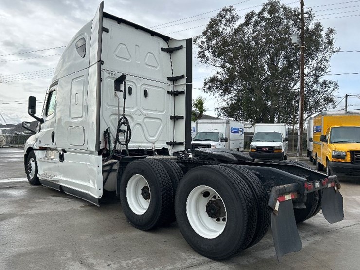 2022-freightliner-cascadia-126-image-2