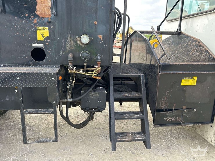 2011-peterbilt-337-image-28