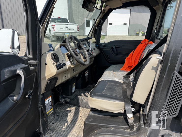 2025-john-deere-gator-xuv-835r-image-8
