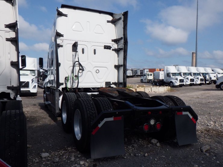 2021-freightliner-cascadia-126-image-19