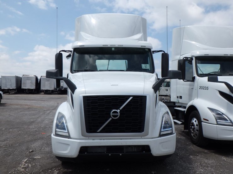 2020-volvo-vnr300-image-2