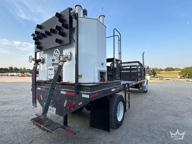 2010-freightliner-m2-106-image-3