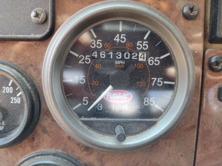 peterbilt-335-image-10