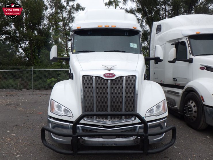 2022-peterbilt-579-image-2