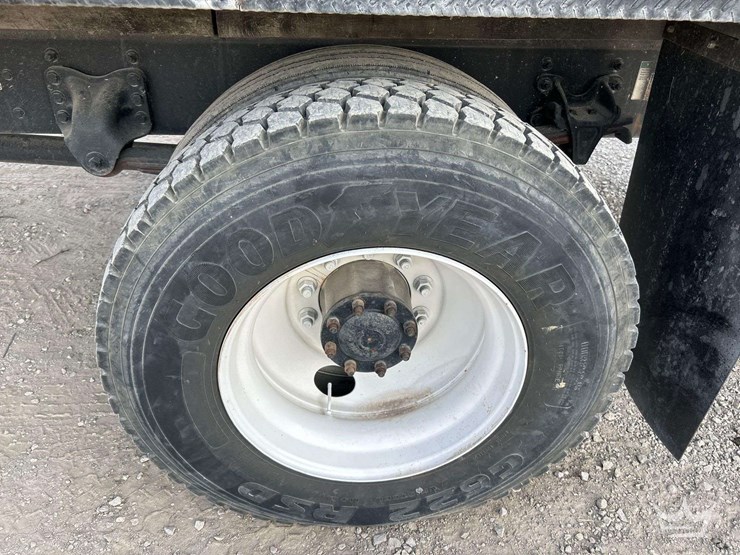 2010-freightliner-m2-106-image-33