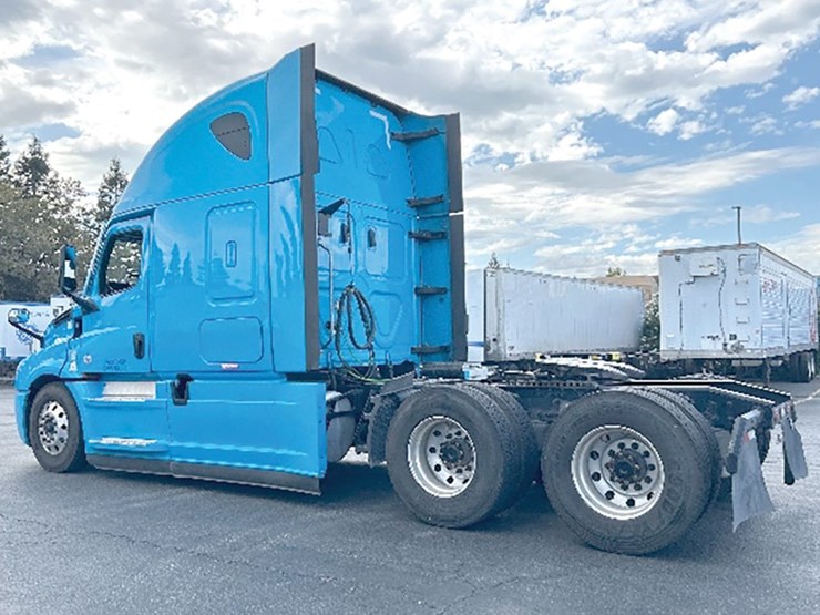 2022-freightliner-cascadia-126-image-2
