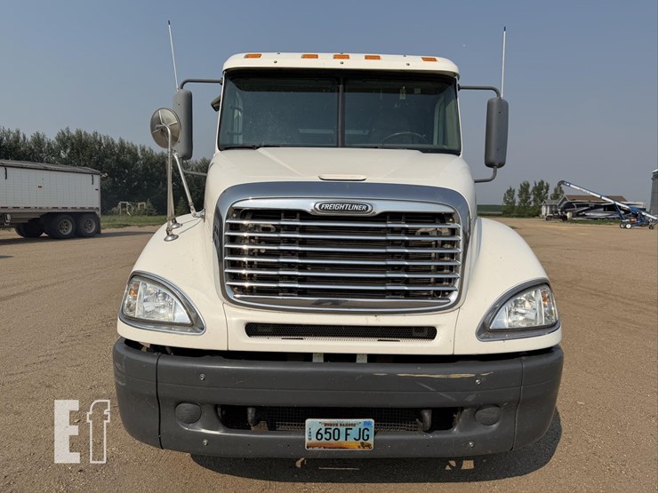 2004-freightliner-columbia-120-image-2