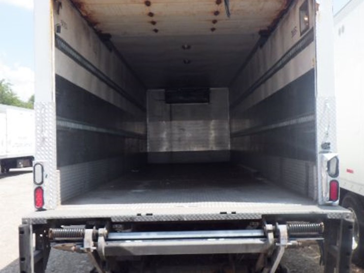 2018-freightliner-m2-106-image-16