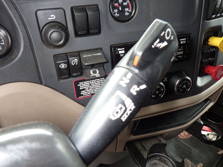 2019-peterbilt-579-image-23