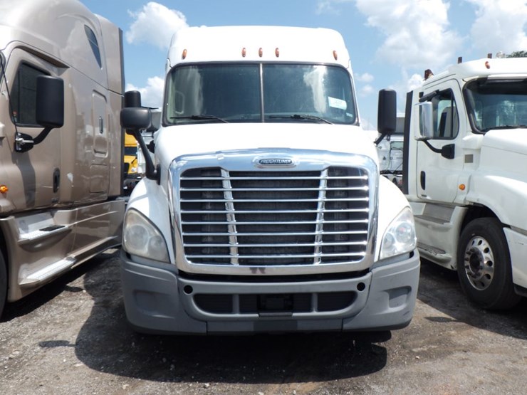 2017-freightliner-cascadia-125-evolution-image-2
