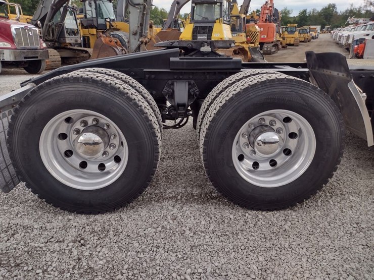 peterbilt-384-image-34