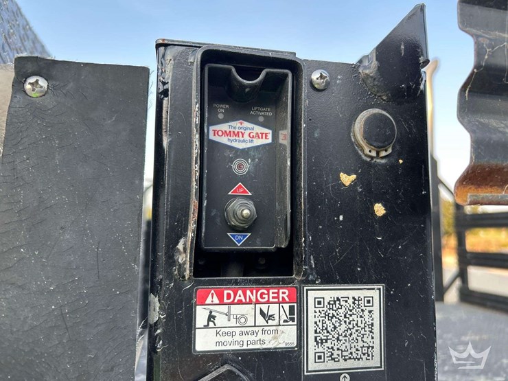 2010-freightliner-m2-106-image-21