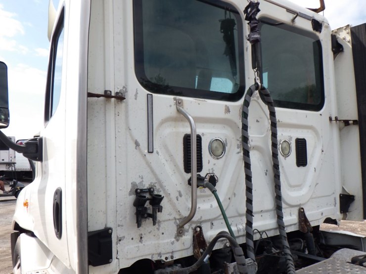 2013-freightliner-cascadia-125-image-18