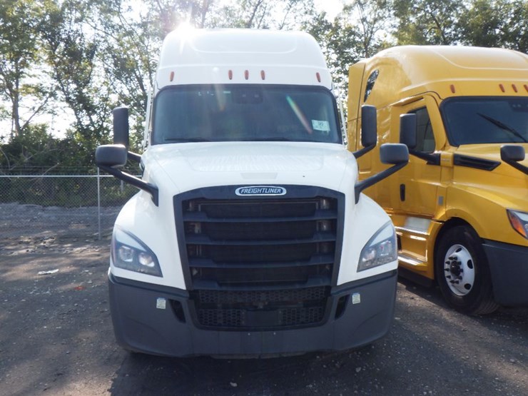 2022-freightliner-cascadia-126-image-2