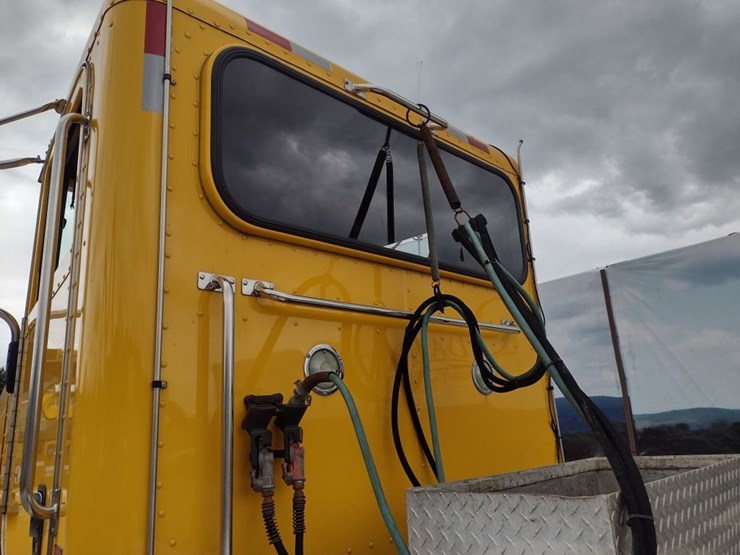 peterbilt-384-image-26