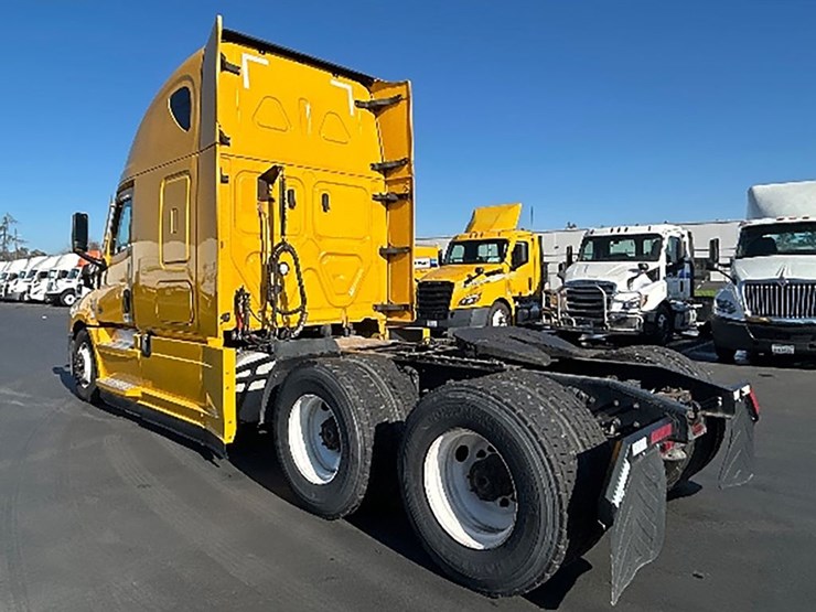 2022-freightliner-cascadia-126-image-2