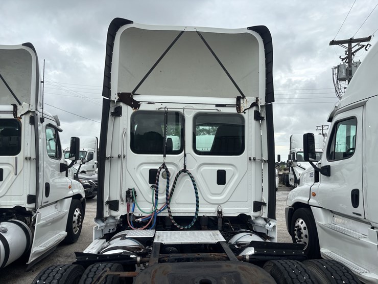 2016-freightliner-cascadia-125-evolution-image-5