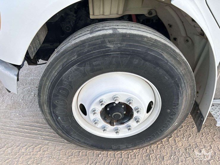 2010-freightliner-m2-106-image-32