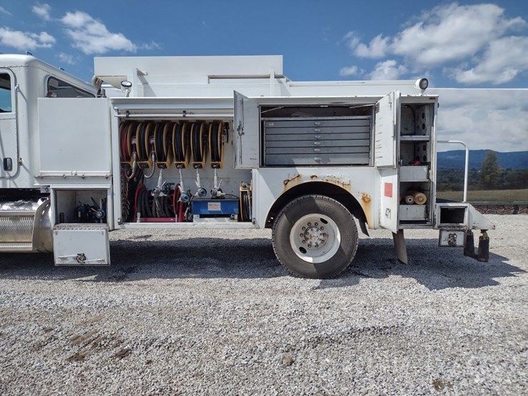 2008-peterbilt-384-image-18